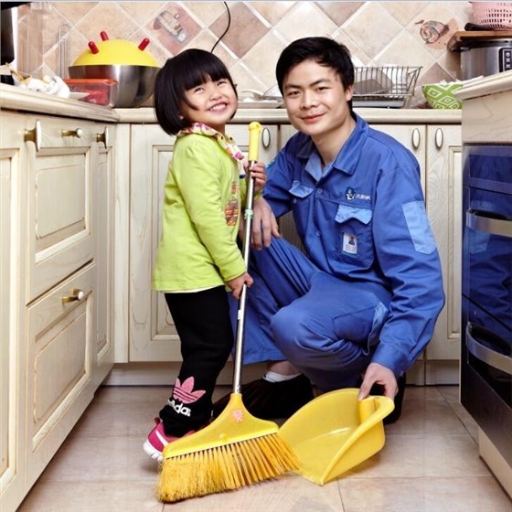 家具安裝完成后，和“小業(yè)主”一起清理垃圾