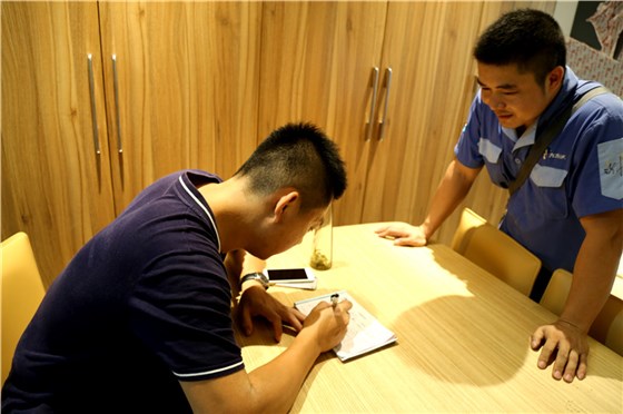 客戶(hù)確認(rèn)家具安裝完成并簽字驗(yàn)收