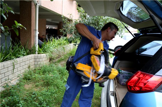 安裝師傅將工具搬上車(chē)，準(zhǔn)備去到下一個(gè)業(yè)主家