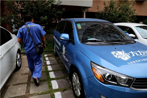 左右手家具安裝師傅完成一家的安裝后，馬不停蹄的趕往下一業(yè)主家