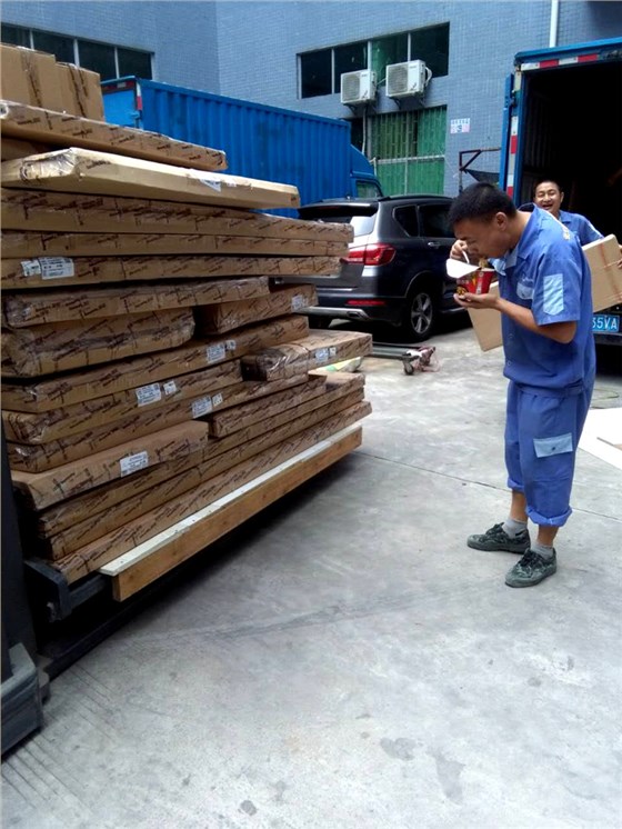 左右手家具安裝師傅為了盡快完成業(yè)主的囑托，午餐方便面解決