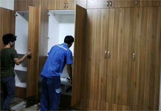 左右手家具安裝按照標(biāo)準(zhǔn)完成家具安裝，和業(yè)主一起驗(yàn)收。