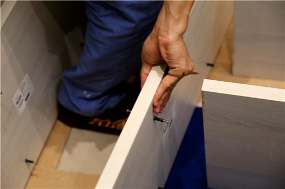 左右手家具安裝師傅為了保質(zhì)保量的完成用戶的托付，輕傷不下火線