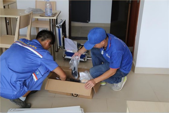 左右手家具安裝師傅正在清點(diǎn)五金配件 左右手家具安裝師傅正在清點(diǎn)五金配件