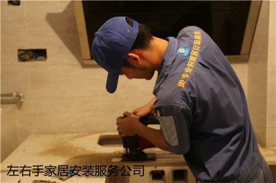 左右手家具安裝師傅正在進(jìn)行櫥柜安裝 左右手家具安裝師傅正在進(jìn)行櫥柜安裝