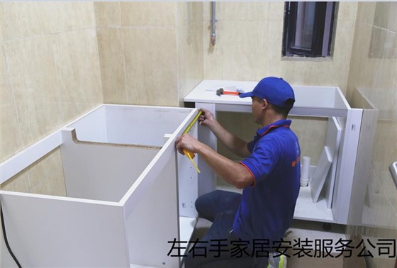 櫥柜安裝師傅正在檢查地柜 櫥柜安裝師傅正在檢查地柜