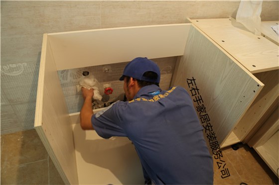 櫥柜安裝師傅在安裝地柜 櫥柜安裝師傅在安裝地柜