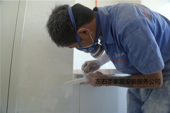 臺面安裝師傅正在粘合擋水條 臺面安裝師傅正在粘合擋水條