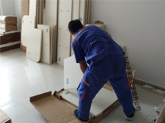 安裝師傅正在拆裝材料 安裝師傅正在拆裝材料