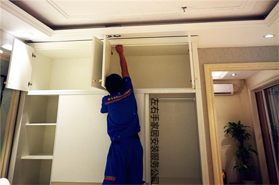 安裝師傅正在安裝衣柜 安裝師傅正在安裝衣柜