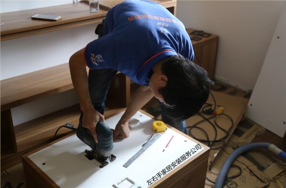 安裝師傅正在開(kāi)孔 安裝師傅正在開(kāi)孔