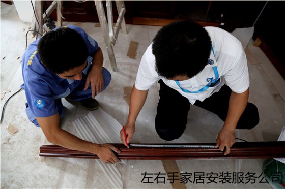 家具安裝師傅正在測量側(cè)板 家具安裝師傅正在測量側(cè)板