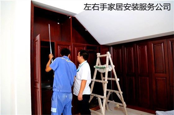 安裝師傅正在安裝紅木家具 安裝師傅正在安裝紅木家具