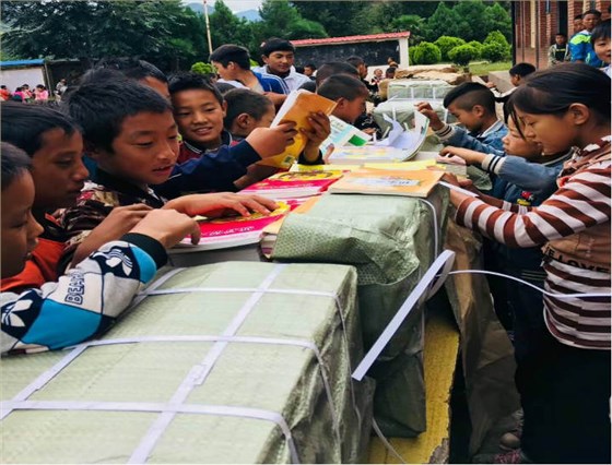 看到書(shū)孩子們開(kāi)心的圍了上去 看到書(shū)孩子們開(kāi)心的圍了上去