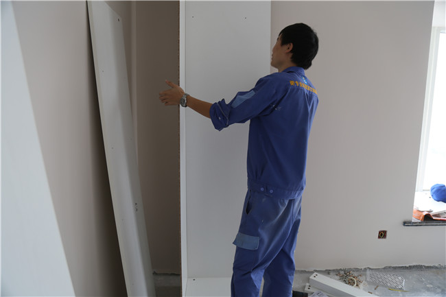 左右手家具安裝師傅的經(jīng)驗(yàn)之談，整體櫥柜應(yīng)該這樣裝