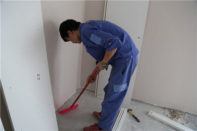 家具安裝工在安裝前清理現(xiàn)場(chǎng)