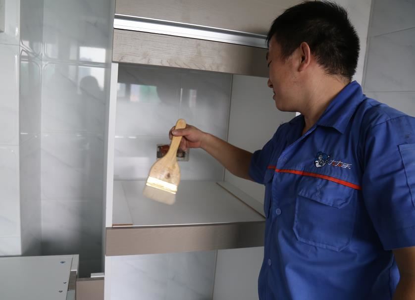 左右手安裝師傅，一直在路上