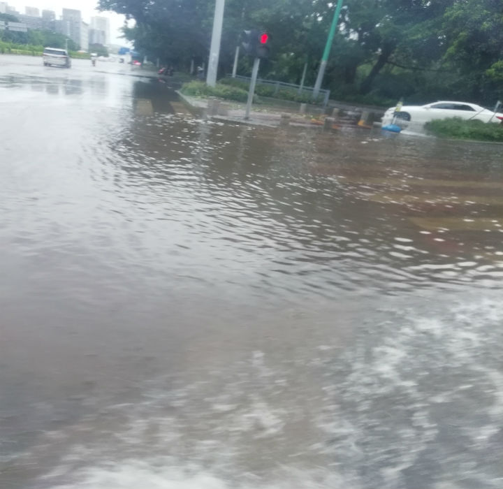 路面深深的積水 路面深深的積水
