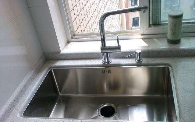 櫥柜水槽尺寸和深度該怎么選擇呢？不同材質(zhì)的櫥柜水槽選擇不一樣