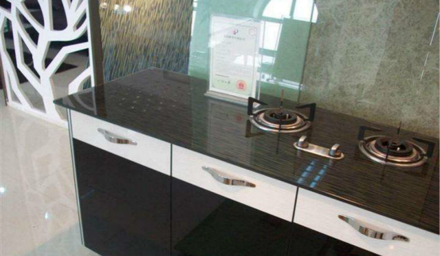 玻璃櫥柜臺面好不好，用玻璃做櫥柜臺面有哪些利弊？