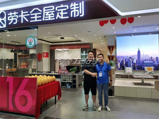 不到2年的時(shí)間，他拿下了當(dāng)?shù)厥畮讉€(gè)知名商家的訂單