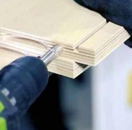 深圳板式家具品牌;板式家具隱形件和三合一對比，有什么優(yōu)缺點？