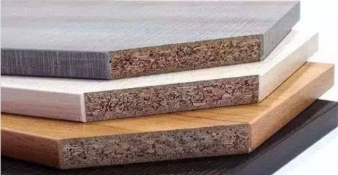 顆粒板和密度板哪個好？櫥柜定制實木顆粒板的優(yōu)缺點(diǎn)！