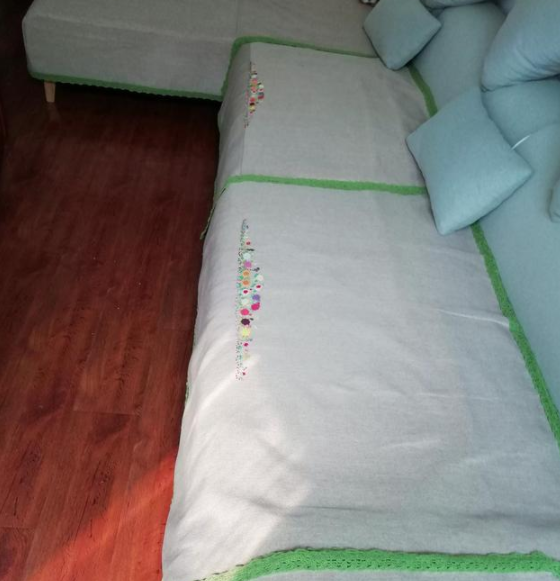 特種繡花制版：手工繡花沙發(fā)墊！