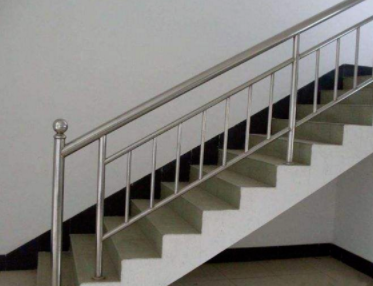 不銹鋼樓梯扶手圖片：自建房樓梯扶手用不銹鋼還是實(shí)木好？
