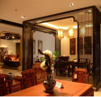 紅木家俱知識(shí)：客廳里紅木家具配什么樣的燈好？