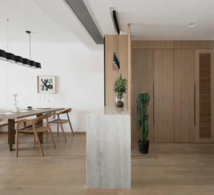 極家精裝房軟裝：對(duì)精裝法式進(jìn)行拆改，去除繁瑣裝飾，搖身變成清新原木風(fēng)