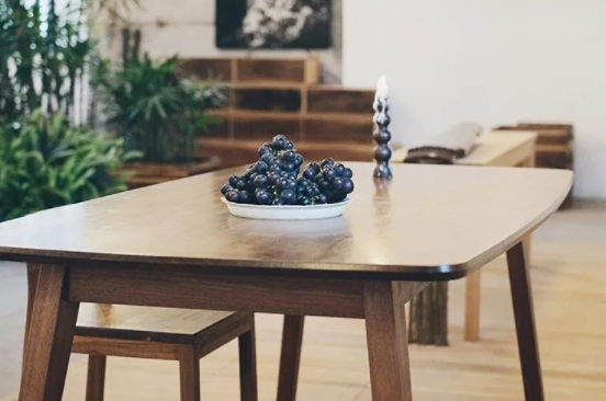 山東實(shí)木家具價(jià)格：實(shí)木家具保養(yǎng)是用油好還是蠟好？