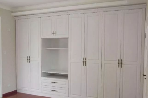 整體衣柜加盟：木工打制衣柜和定制衣柜哪個(gè)貴？