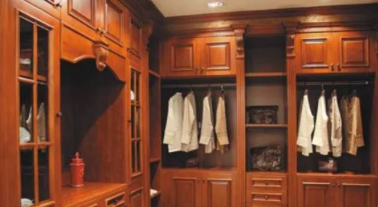 實木家具衣柜：臥室裝修建議定制實木衣柜，實木衣柜優(yōu)點真是很多！