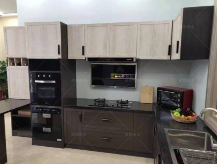 沈陽實(shí)木整體櫥柜：全鋁櫥柜和實(shí)木櫥柜相比，它的優(yōu)勢究竟在哪呢？