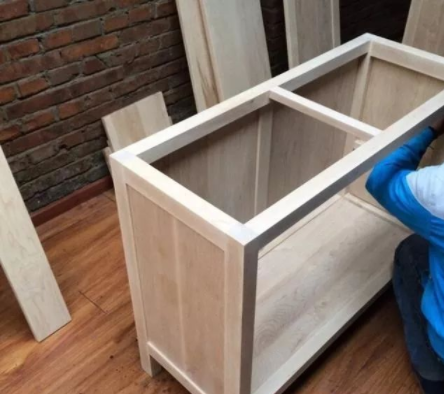 櫥柜臺面材料價格：櫥柜用鋁合金框架還是木質(zhì)框架好？