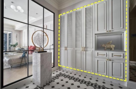 衣帽間裝修設(shè)計(jì)：玄關(guān)中間放吧臺(tái)，配上頂柜后，儲(chǔ)物效果堪比衣帽間