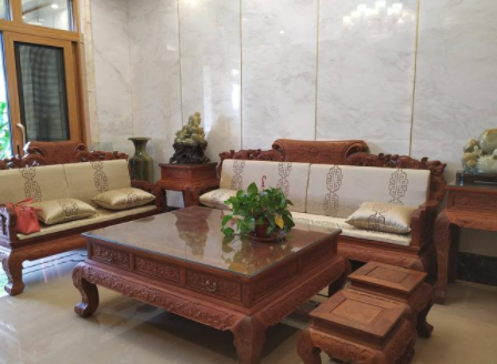 紅木家具款式知識：玉石與紅木的碰撞，相得益彰的家