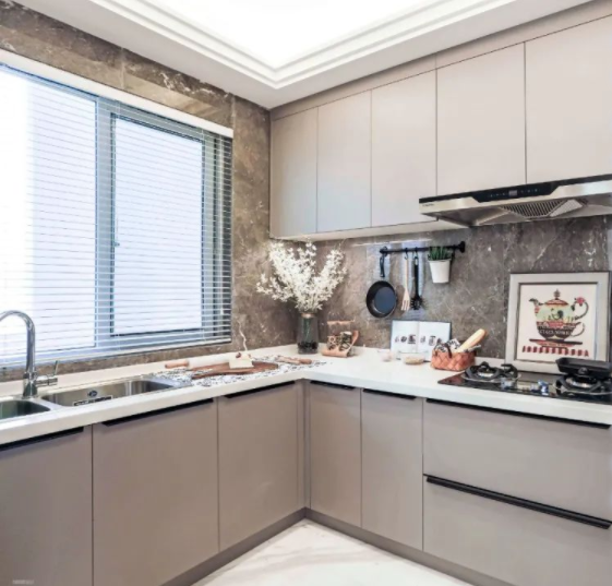 【櫥柜定制加盟】定制櫥柜要選什么板材？環(huán)保等級要達到多少？五金件怎么挑？