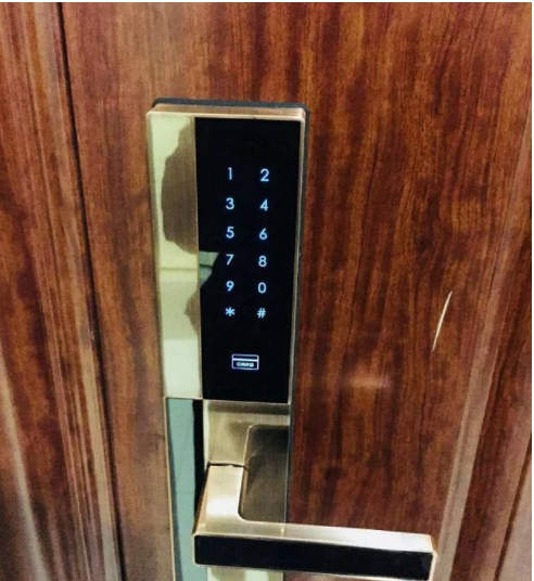 【時尚家居裝修設(shè)計】淺談家居裝修，智能鎖與機械鎖不得不說的爭執(zhí)