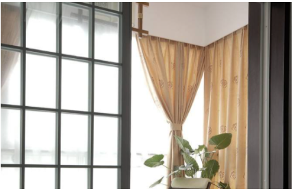【定制隔熱窗簾】陽(yáng)臺(tái)裝窗紗窗簾還是窗簾遮陽(yáng)布好？