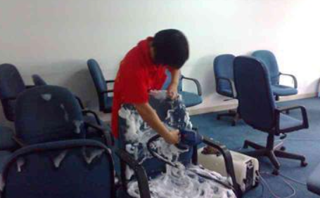 【折疊椅子爆炸】如何深層次的清潔椅子呢？椅子爆炸是什么原因造成的？