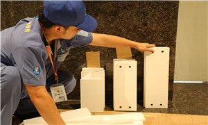 衣柜安裝師傅進(jìn)行板件擺放 衣柜安裝師傅進(jìn)行板件擺放